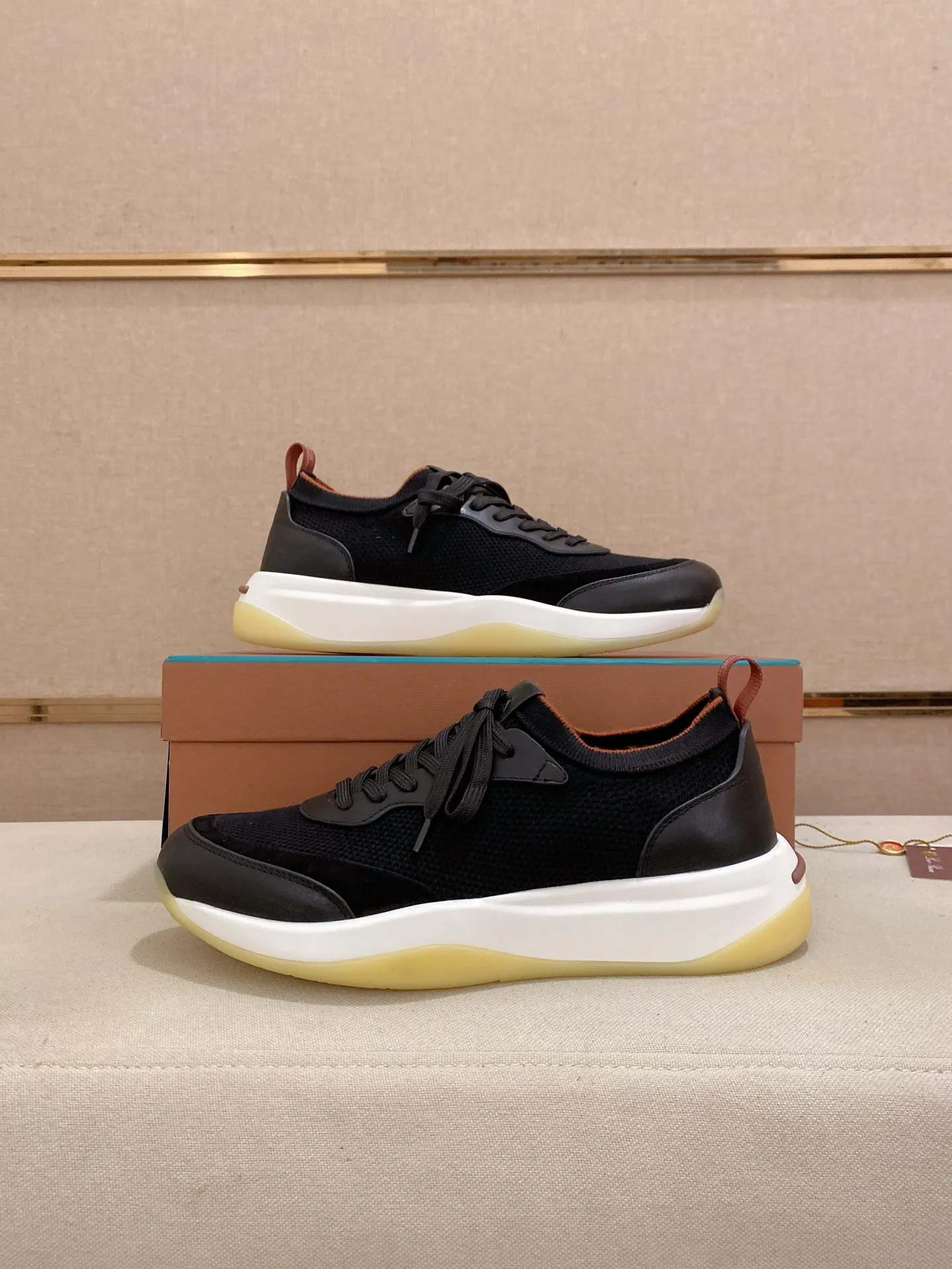 Men's shoes💰: 540💰🔥𝐥𝐨𝐫𝐨 𝐏𝐢𝐚𝐧𝐚 lp classic loafers, an Italian treasure brand, the only brand that can match Hermès! Only after wearing it do we realize that we can’t live up to our feet. The upper is made of imported first-layer cowhide with breathable fly-knit fabric, water-dyed cowhide foot pads, and the official original glass rubber outsole and pendant. Exclusive original packaging (tag ➕ brand paper ➕ outer box ➕ hand bag) code number: 38-44. Can be customized 45-46